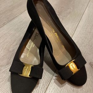 Salvatore Ferragamo pumps sz 6